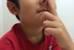 子供はなぜ、よく鼻をほじる？止めさせる方法は？
