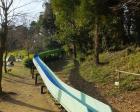 長いローラー滑り台のある公園