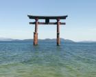 琵琶湖に浮かぶ鳥居