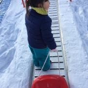 3歳児でも一人で充分楽しめる雪遊び