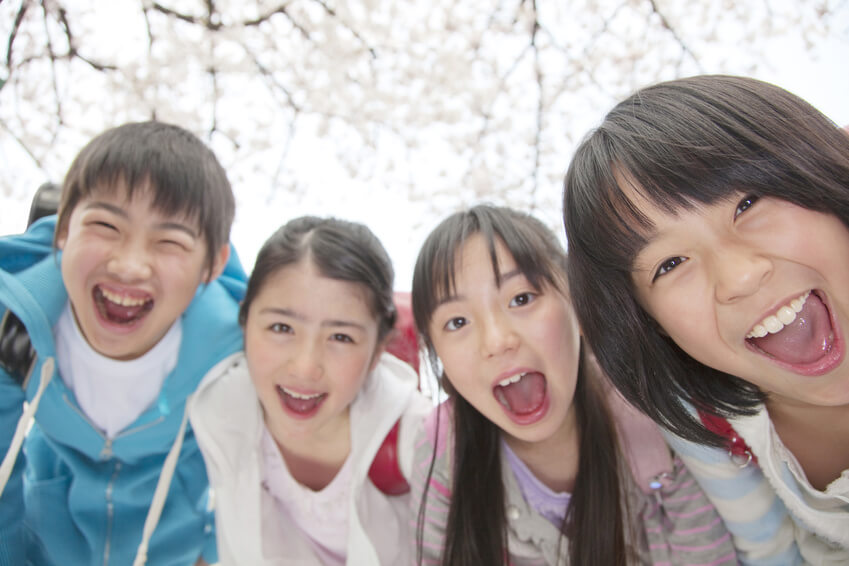 女子小 黒板の前で微笑む小学生女子3人 写真素材 [ 2348863 ] - フォト ...