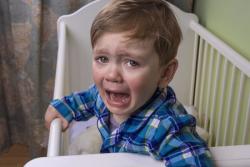 子どもが夜中に突然泣き叫んで暴れる…その症状「夜驚症」かも？