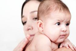授乳後、赤ちゃんのゲップはなぜ必要？出ないときの対処法は？