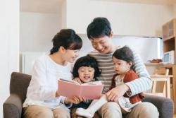 家族で読書を楽しむ「家読」とは？　親子のメリットも紹介！