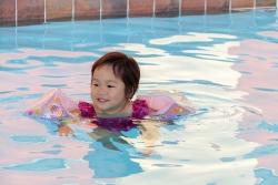 子どもが泳げるようになる方法！　水嫌い克服や教え方も伝授！