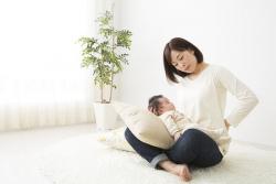 抱っこでぎっくり腰も！　「子育て腰痛」の原因と予防法