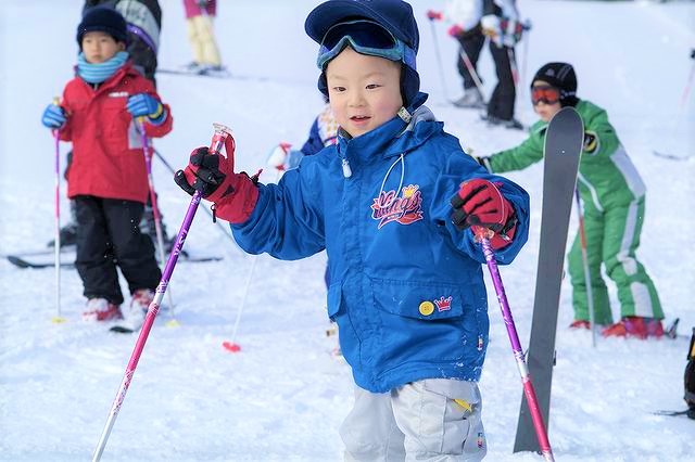 子供のスキーデビューは何歳から？ 持ち物やおすすめスキー場も | 子供とお出かけ情報「いこーよ」