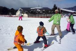 スキーとスノボー、子供のデビューはどっちがいい？　年齢も紹介