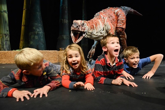 子供が舞台に上がれる！　夏休みの大人気「恐竜ショー」予約開始