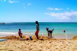 【世界の子育て：ハワイ】のんびりイメージ…　実際は親が多忙？