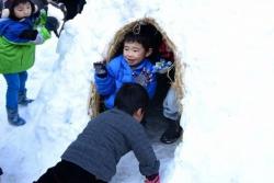 都内で無料の大型雪遊び！　雪のすべり台＆かまくら＆足湯も！
