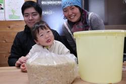 大豆を植えて半年かけて味噌作り！　親子で挑戦する食育体験