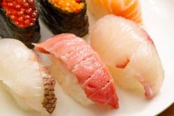 刺身・寿司・魚卵は何歳から食べてOK？　食中毒やアレルギーも！