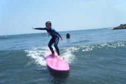 夏休みは海へいこーよ！　親子でサーフィンに挑戦！