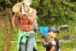 ノコギリで木を切って運んでコースタ作り！「秋の伐採体験」レポート