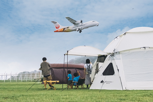 但馬空港に「間近で飛行機が飛ぶ」キャンプ場　展示機体の見学も