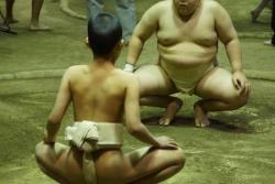 【残したい日本の遊び】親子で相撲を楽しむ「相撲遊び」