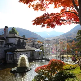 箱根の紅葉、五感で楽しむ 秋の美術館　クリスタルガラスのススキ