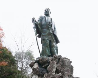 吉村虎太郎銅像