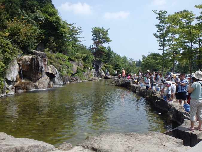 施設写真 釣り風景 滝のある釣堀 那須高原 清流の里の写真 子供とお出かけ情報 いこーよ