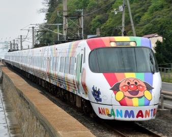 予讃線8000系　アンパンマン列車
