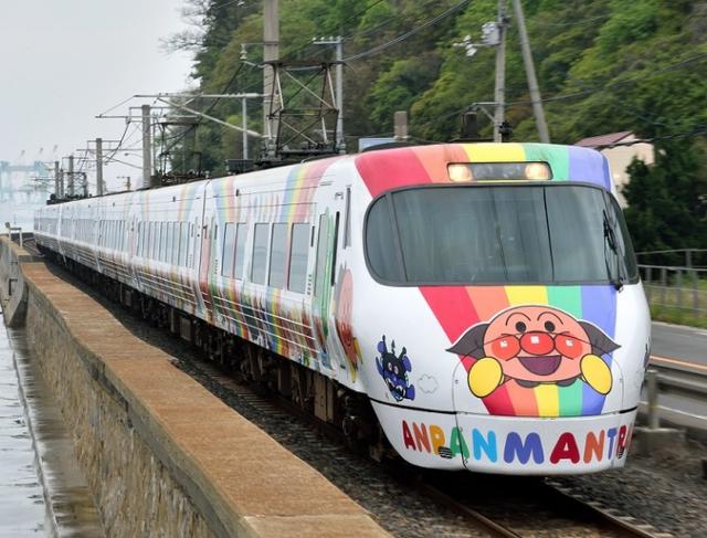 予讃線8000系 アンパンマン列車