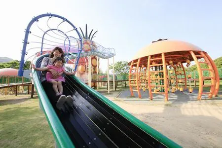 施設写真】 すべり台からジャングルジムまで、一日中飽きません。』は 