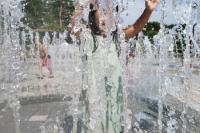 夏は噴水広場が人気なので水着でGoです。