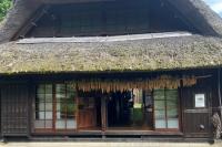 茅葺屋根の家がたくさんあり、富士山...