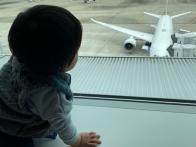 一歳の息子にとって初めての飛行機でした。