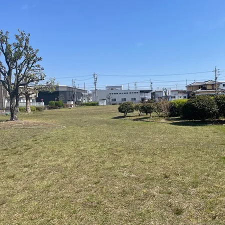 年季のはいった公園です。ブランコ、...