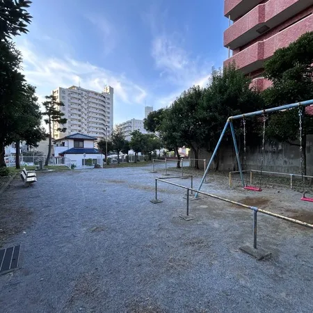 すばな通り近くの集合住宅に囲まれた...