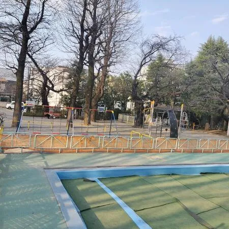 滑り台や上り棒、砂場があります。