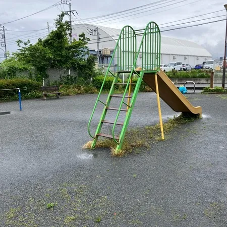 素朴な公園ですが小さい子どもが遊ぶ...