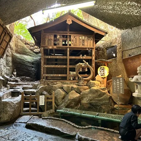 昼過ぎに銭洗弁財天 宇賀福神社を訪...
