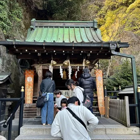 昼過ぎに銭洗弁財天 宇賀福神社を訪...