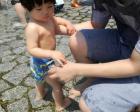 1歳の赤ちゃんと噴水広場で水遊びを...
