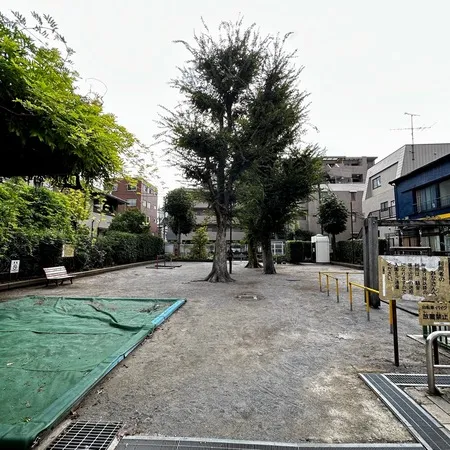 駅近くにある石像が目印の公園です。...