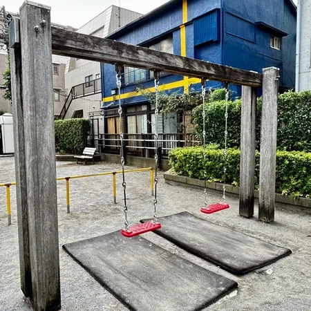駅近くにある石像が目印の公園です。...
