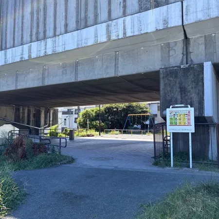 一部の遊具エリアは線路の下に隠れて...