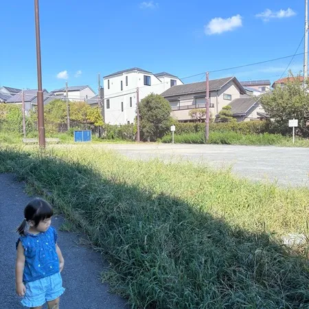 一部の遊具エリアは線路の下に隠れて...
