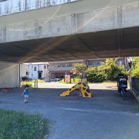 一部の遊具エリアは線路の下に隠れて...