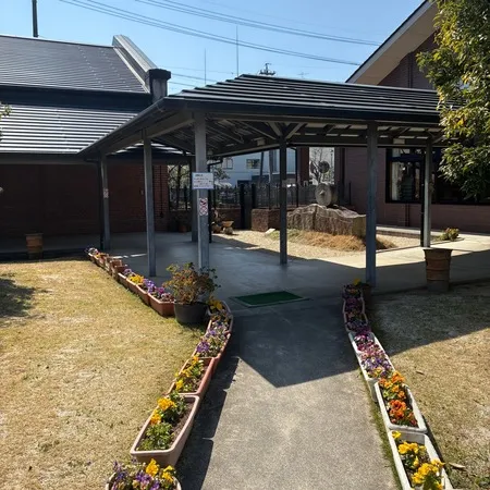 公園と松阪市図書館に隣接しています...