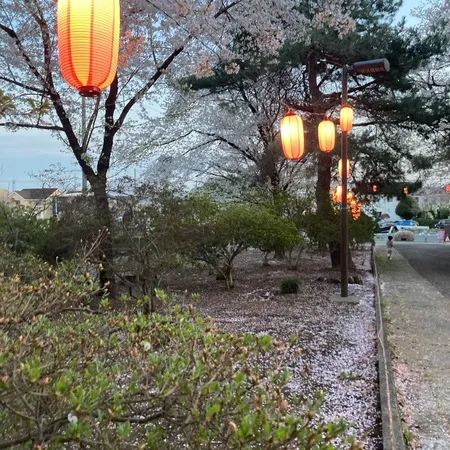 【ブランコの後ろに、屋台という斬新な…】
