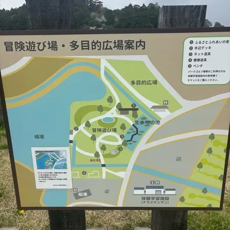 小さい子が楽しめる遊具や長い滑り台...