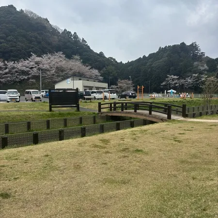 小さい子が楽しめる遊具や長い滑り台...