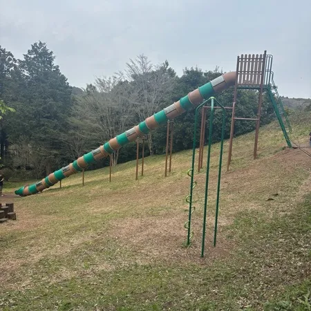 小さい子が楽しめる遊具や長い滑り台...