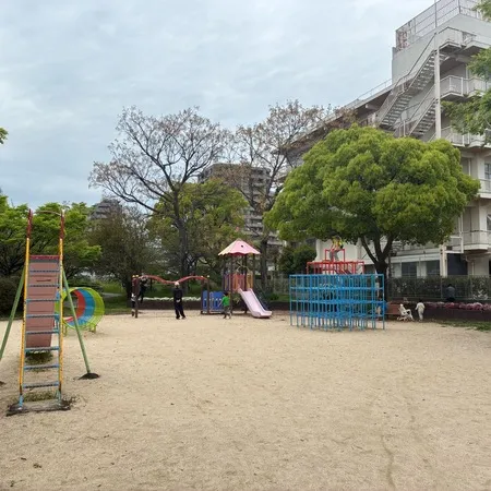トイレもあって、遊具、グラウンドも...
