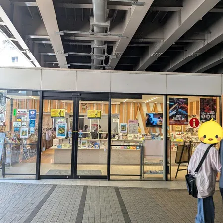 新宿南口地下歩道の入口の隣にあります。