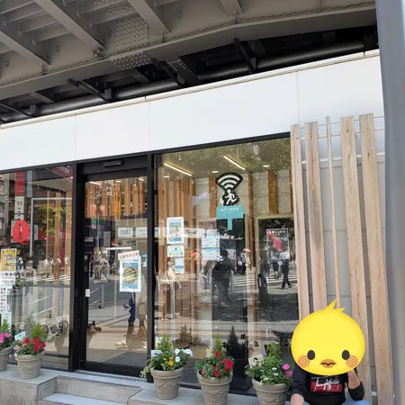 新宿南口地下歩道の入口の隣にあります。